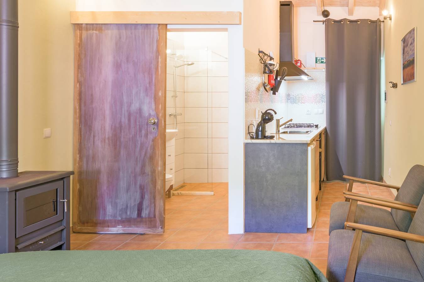 Apartamento inteiro, Apartamento 'Sunny' com vista para a montanha, piscina partilhada e Wi-Fi in Relíquias, Alentejo Litoral