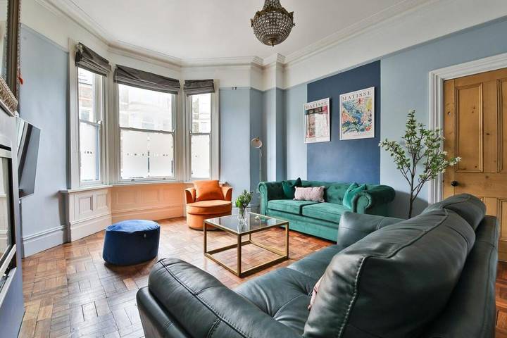 Bed and breakfast for 11 people, with Terrace and Garden in Cardiff
