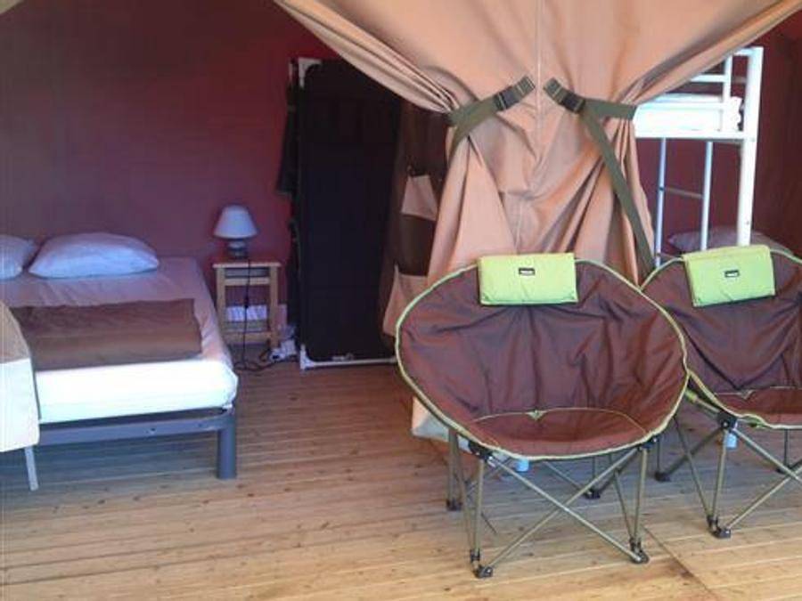 Camping d'Arpheuilles - Tente en toile et en bois 5 personnes - Tente Safari Lodge Nature (sans sanitaire) in Saint-Paul-de-Vézelin, Région de Roanne