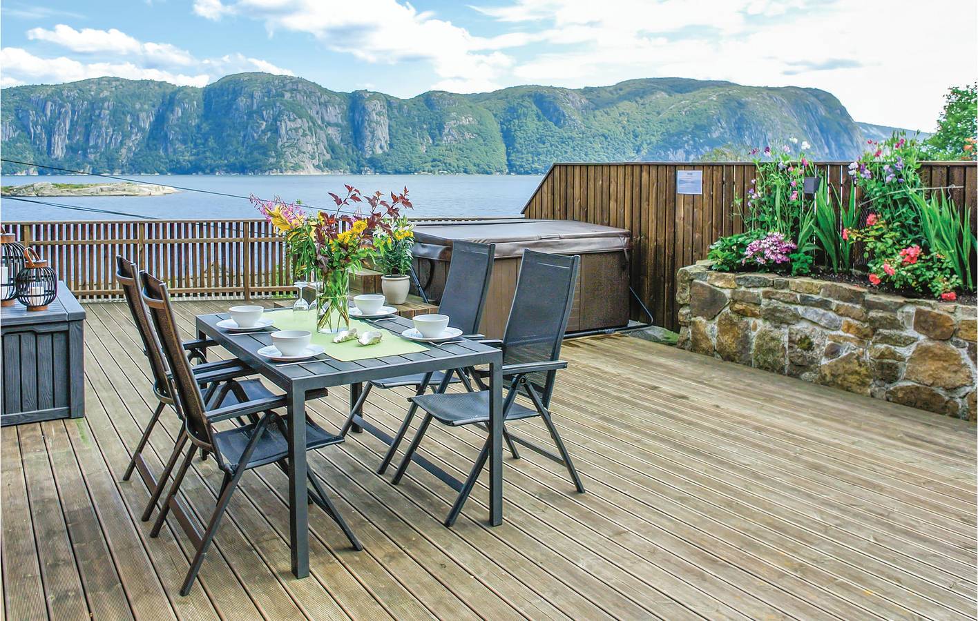 Holiday home for 8 people with garden in Farsund