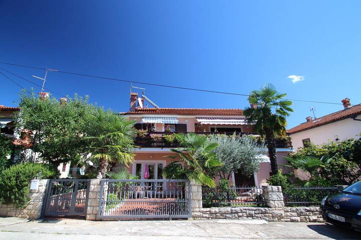 Ganze Wohnung, Idyllisches Apartment nur 400 Meter zum Strand mit privater Terrasse, Grill, Klima in Novigrad, Umag und Umgebung