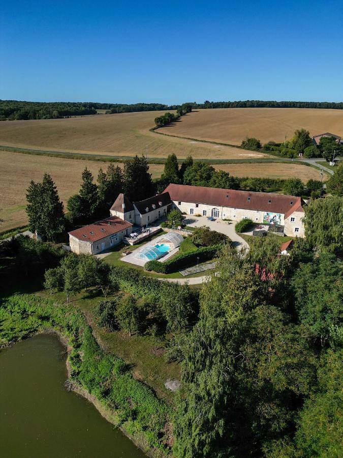 Location de vacances pour 4 personnes, avec piscine ainsi que jardin et vue, animaux acceptés à Coulonges-Cohan