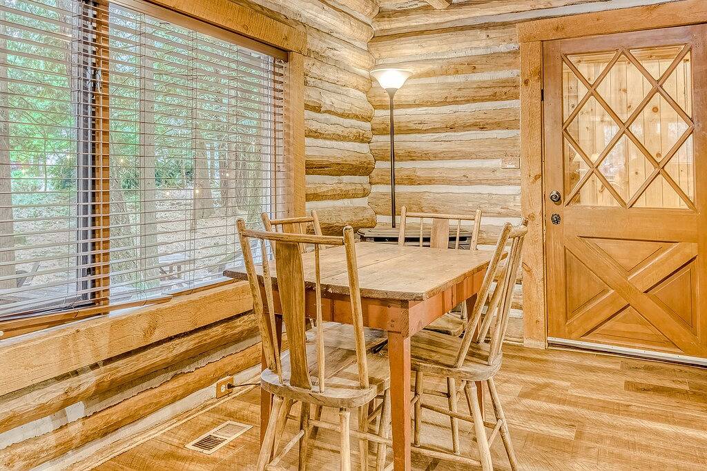 Cozy Cabin with Great Outdoor Space, Fireplace, & Free Wifi - Near Sandy River in Welches, Mount Hood