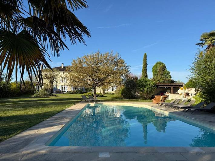 Location de vacances pour 15 personnes, avec piscine ainsi que vue et jardin, adapté aux familles à Saint-Palais-du-Né