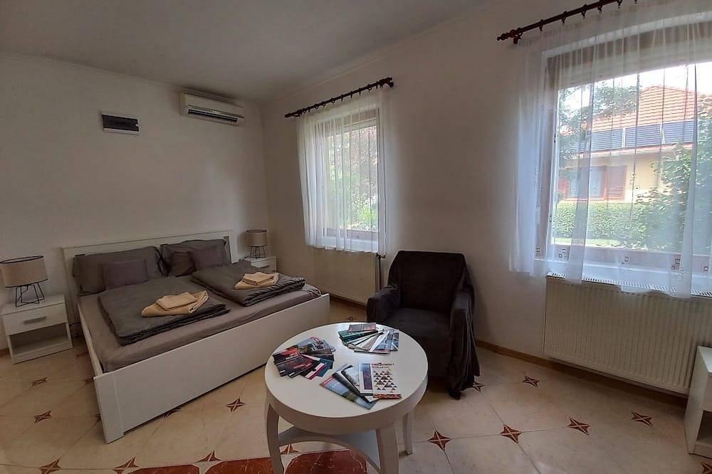 Voll ausgestattetes Apartment mit Küche und Bad.\n\nteljesen felszerelt lakás. in Deutsch-Jula, Kleingebiet Deutsch-Jula