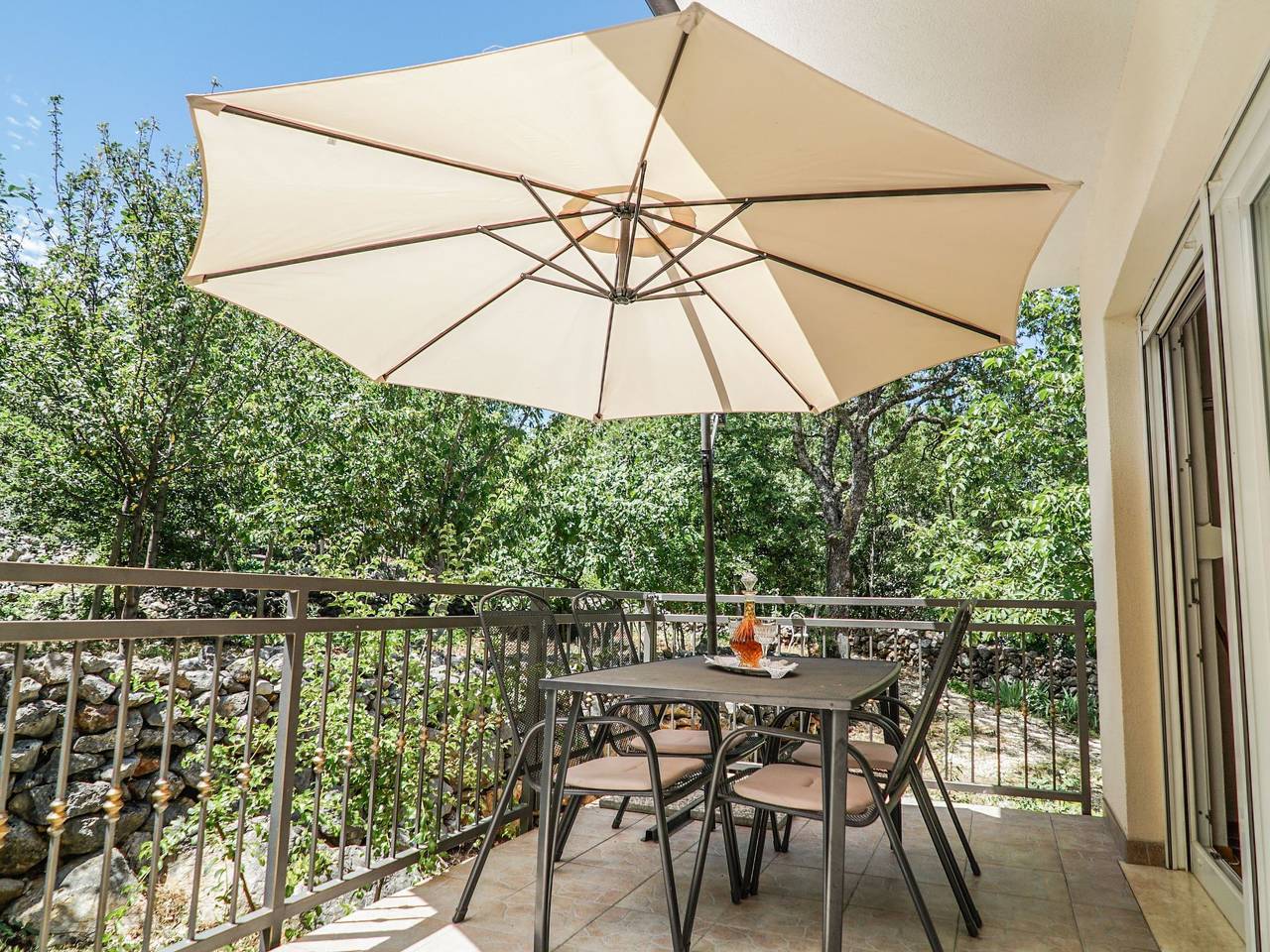 In der Nähe des Meeres und des Sees in Imotski, Makarska Riviera