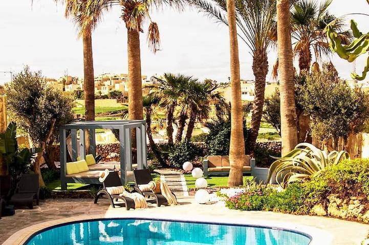 Villa per 18 persone, con balcone e piscina nonché giardino in Garbo