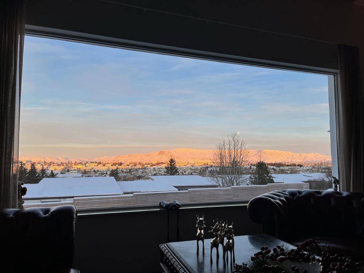 Iceland Sjf Villa, Hot tub & Outdoor Sauna Amazing Mountains and City View Over Reykjavík in Kópavogur, Islanda