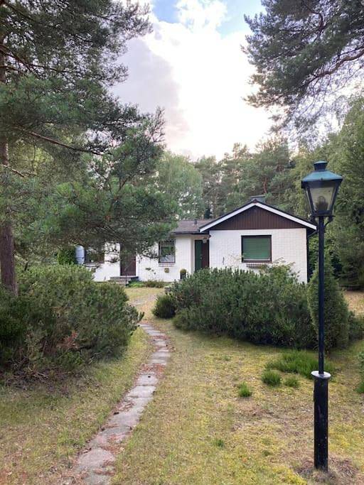 Ljungskogen guest house with own big garden, close to the sea in Höllviken, Vellinge