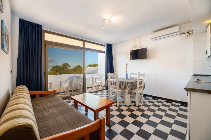 Apartamento entero, Apartamento 'Apartamento Bilo 302' con vistas al lago, Wi-Fi y aire acondicionado in Es Pujols, Formentera