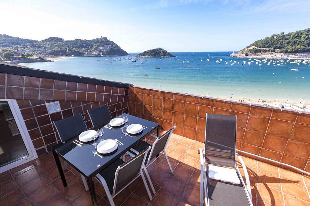 Entire apartment, Costa | The Rentals Collection in Playa de la Concha, San Sebastian