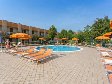 Ferienwohnung für 7 Personen, mit Pool und Garten sowie Balkon, mit Haustier in Porto Santa Margherita