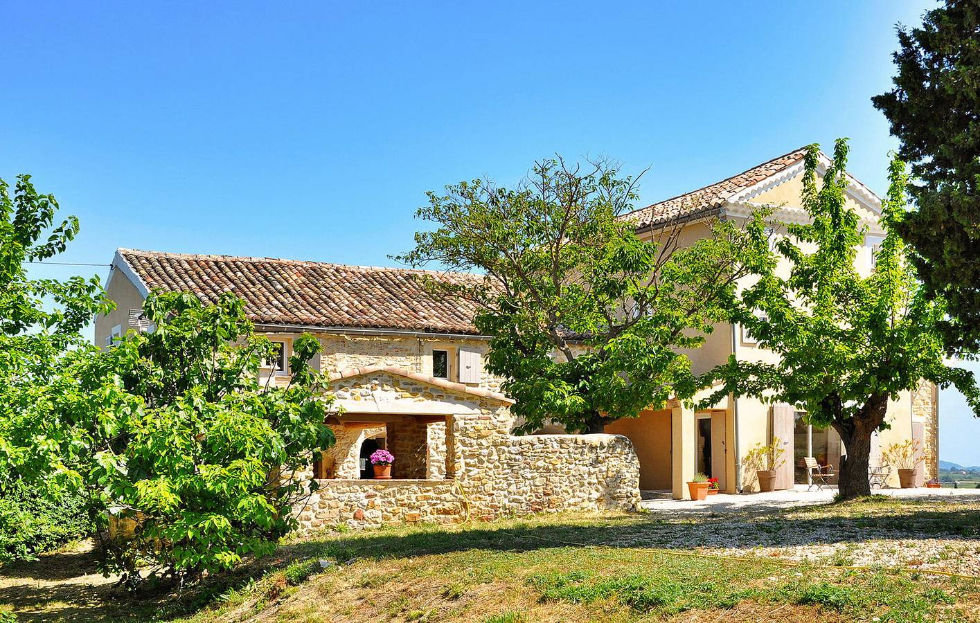 Luxuriöses Appartement: Atemberaubende Aussicht, Pool & Parkplatz in Saint-Sauveur-de-Cruzières, Cevennen