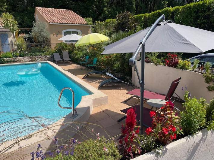 Location de vacances pour 4 personnes, avec vue ainsi que jardin et piscine à Eyragues - 2