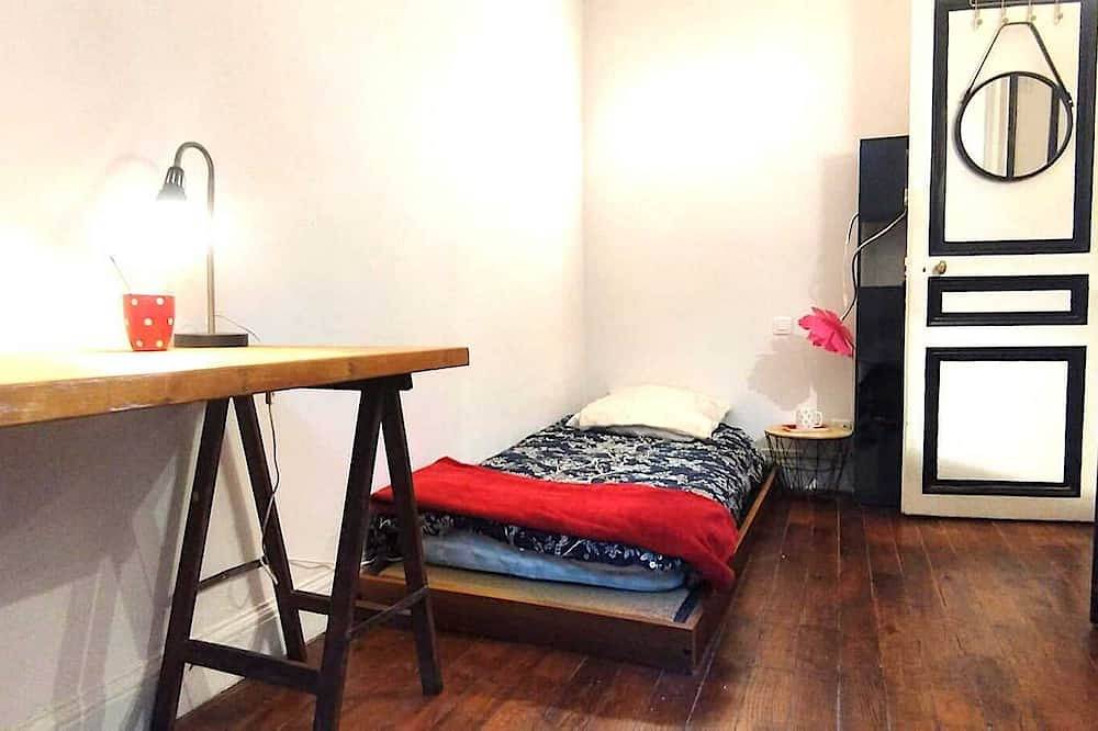 Entire apartment, Appartement Ancien Avec Jardin au Calme. Charme Xxl... Animaux, C'est oui ! in Puteaux, Hauts-de-Seine