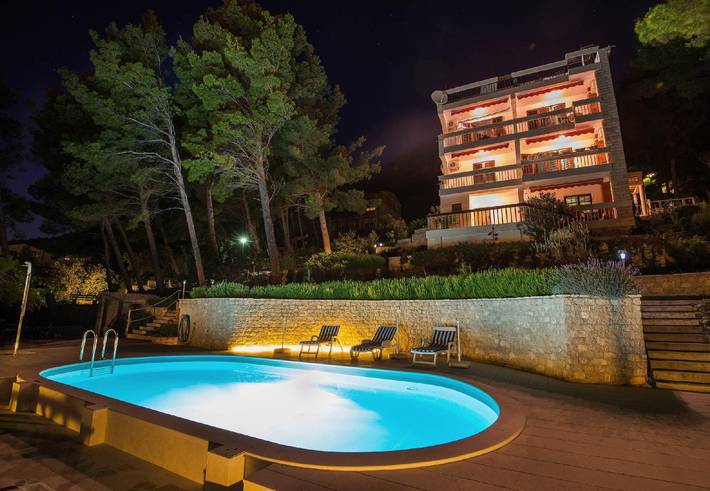 Apartament wakacyjny dla 2 osób, z basen i balkon oraz ogród w Dalmacja