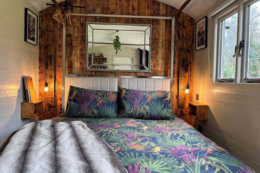 Gillan Creek Retreat is set in a private meadow on the Lizard Peninsula in Cornwall