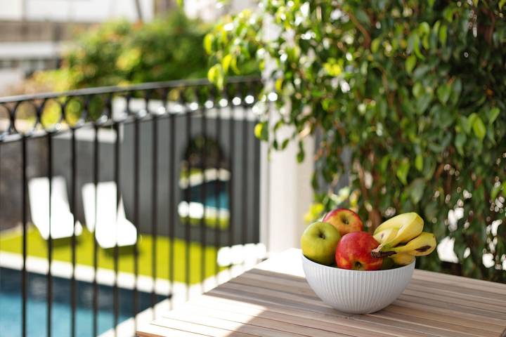 Entire studio, Studio Apartment '2' with Mountain View, Shared Pool and Wi-Fi in São Martinho, Madeira