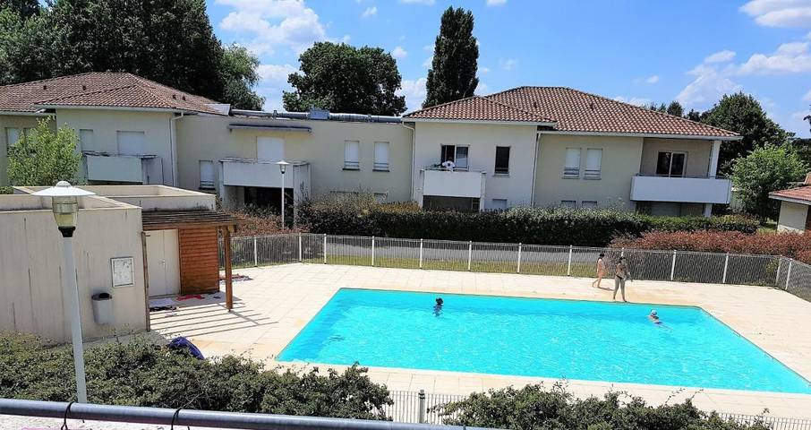 Gîte pour 4 personnes, avec Terrasse et Bassin pour enfant ainsi que Piscine et Vue dans Saint-Gervais (Gironde)