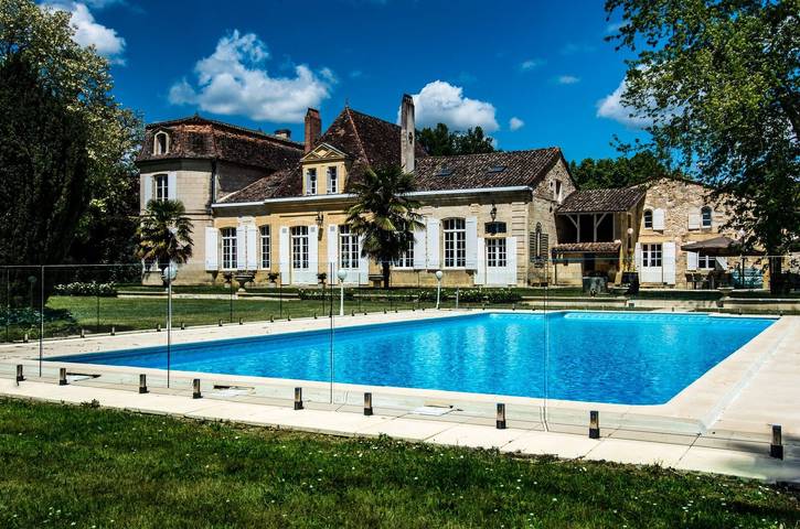 Gîte pour 16 personnes, avec Terrasse à Le Fleix