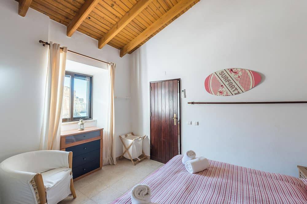 Bungallow on Benagil Beach in Lagoa, Faro District