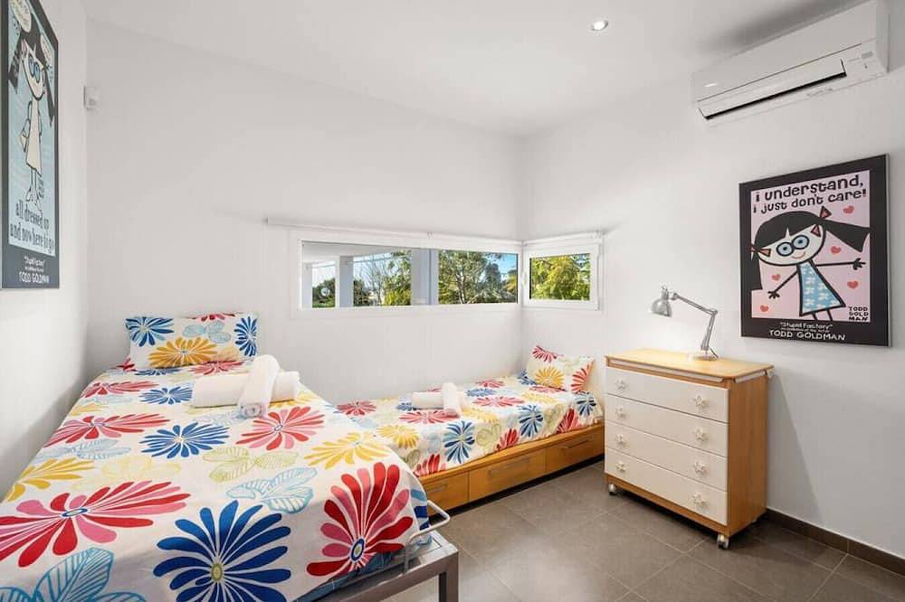 Villa Abril - modern villa only 400 mts from beach in Binisafua, Sant Lluís