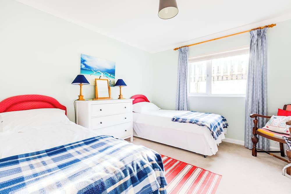 Coastal family beach house with sea views and an Aga – sleeps 8 in Polzeath, Pentire Point - Widemouth