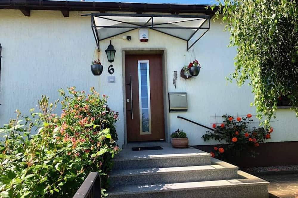 Ganze Wohnung, Gemütliche Ferienwohnung Elena 80m2, Terrasse, Garten, Parkplatz in Ilmenau, Thüringer Kernland