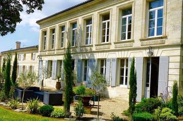 Location de vacances pour 14 personnes, avec jardin et jacuzzi à Bourg