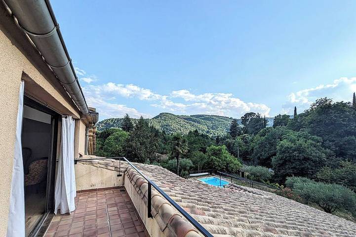 Appartement de vacances pour 4 personnes, avec piscine ainsi que terrasse et jardin
