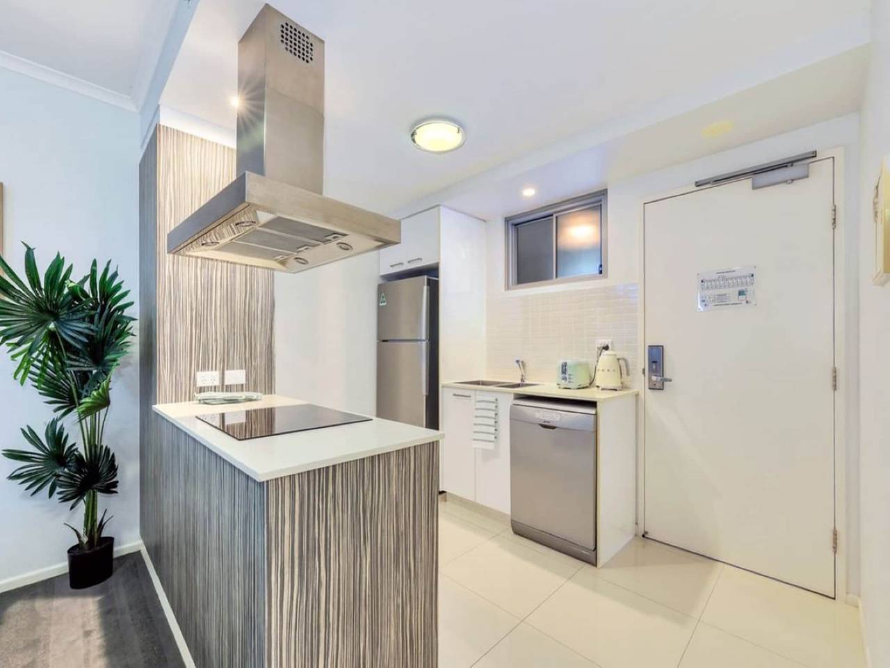 Entire apartment, Stylish 1-Bed Darwin City Stay with Balcony Views in Darwin City, Darwin