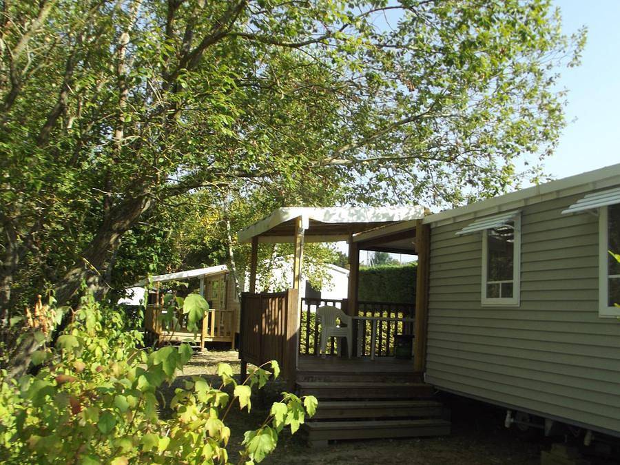 Camping Le Grand Cerf - Mobilhome 4 personnes - Confort 4p (27m²) avec terrasse couverte, 2 chambres, climatisé in Le Grand-Serre, Région de Valence