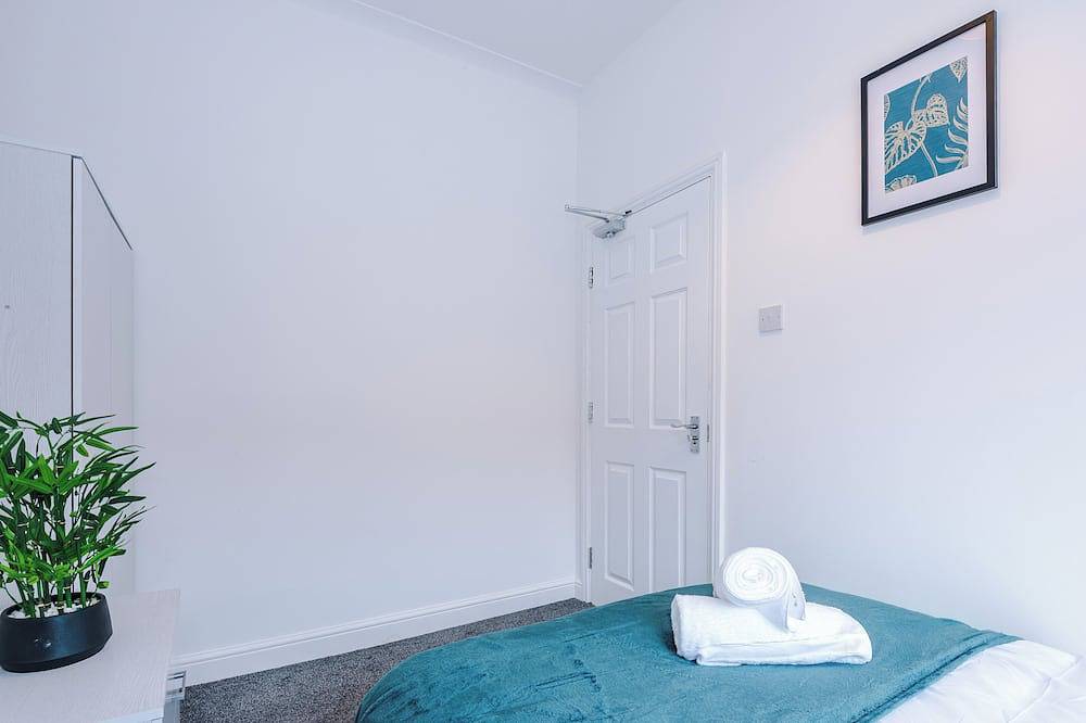 Modern Home, Ideal for Families, Free Parking! in Stoke-on-Trent, Midlands