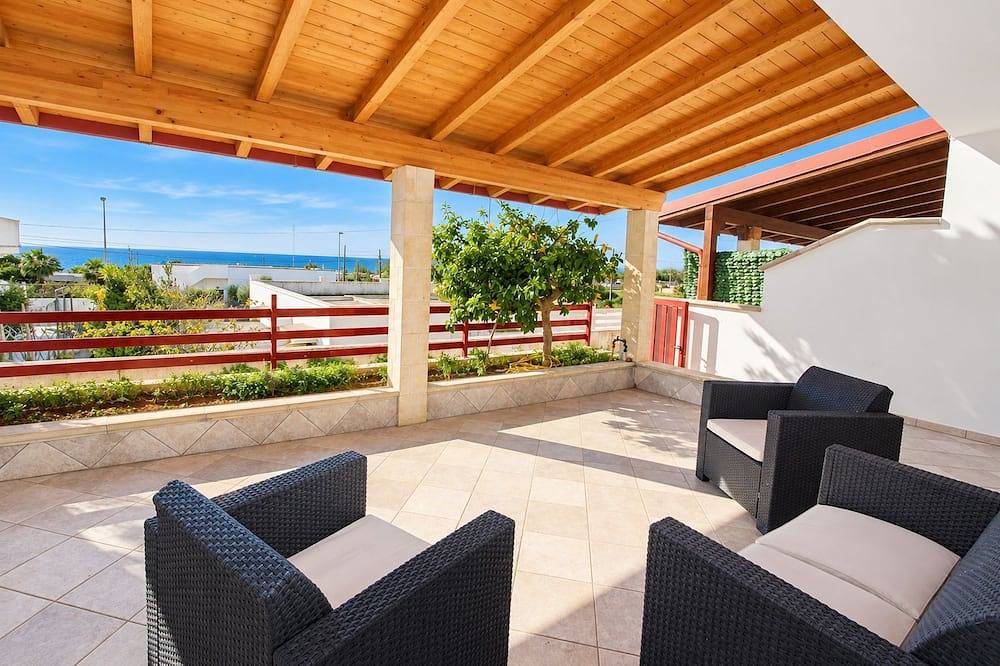 Freistehende Villa mit Meerblick wenige Meter vom Strand entfernt in Marina di Pescoluse, Pescoluse