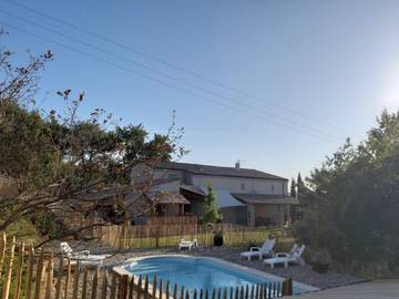 Location de vacances pour 2 personnes, avec jardin ainsi que piscine et jacuzzi à Alba-la-Romaine