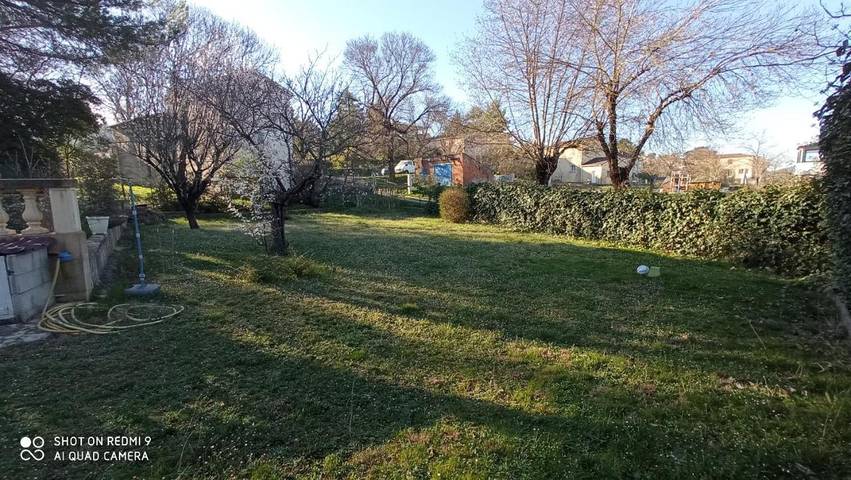 Location de vacances pour 4 personnes, avec piscine ainsi que vue et jardin à Saint-Julien-les-Rosiers - 2