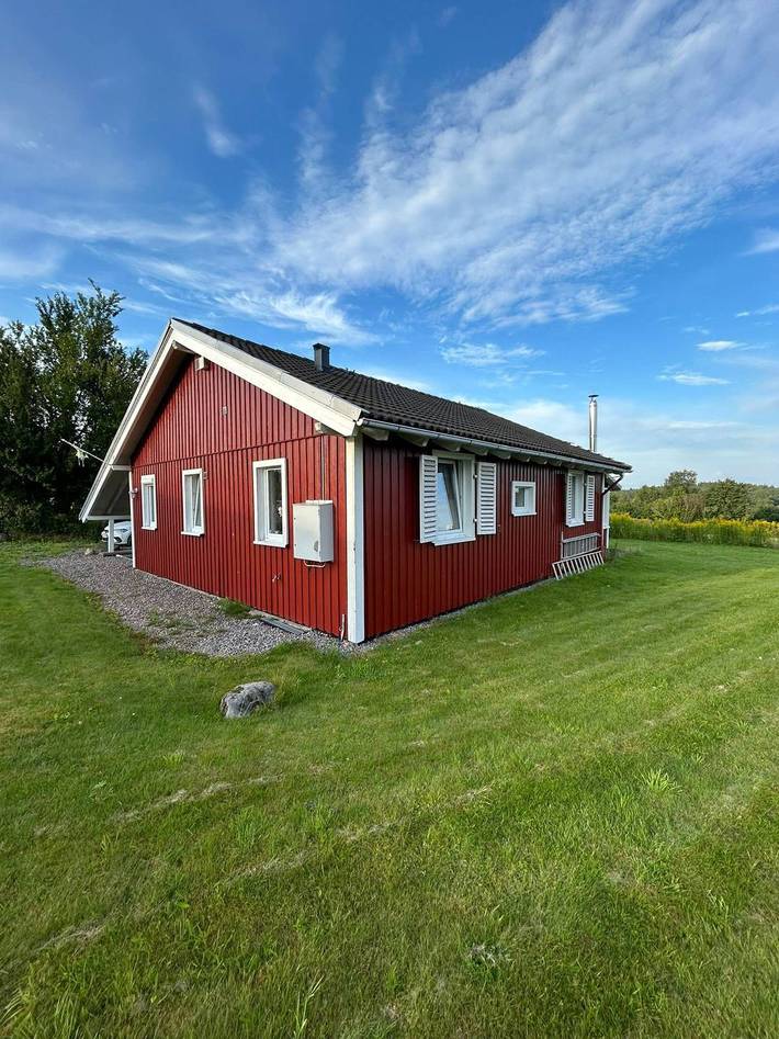 Hus Kalvsjö – Swedish House with Lake View in Kalv, Västergötland in Västergötland