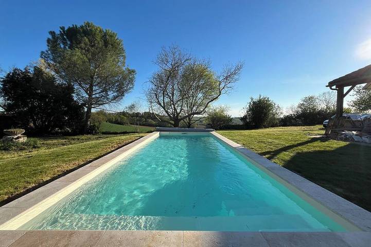 Location de vacances pour 14 personnes, avec Jardin et Piscine à Laplume