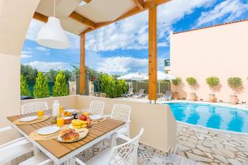Cottage pour 7 personnes, avec piscine ainsi que jardin et vue dans Almirida