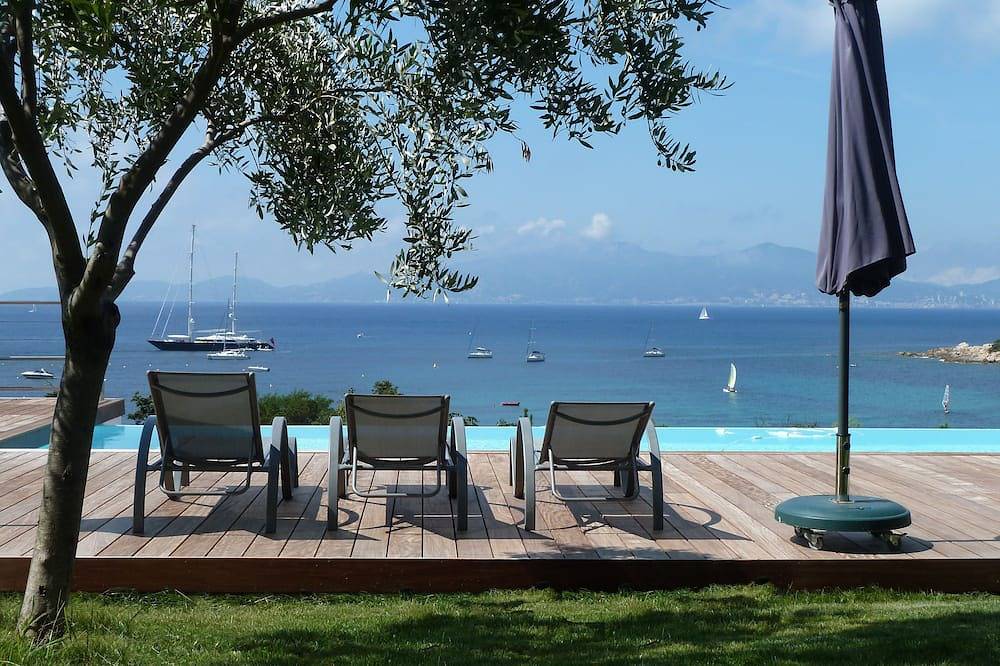 Villa avec piscine et vue panoramique sur Ajaccio et les Iles Sanguinaires. in Portigliolo, Coti-Chiavari