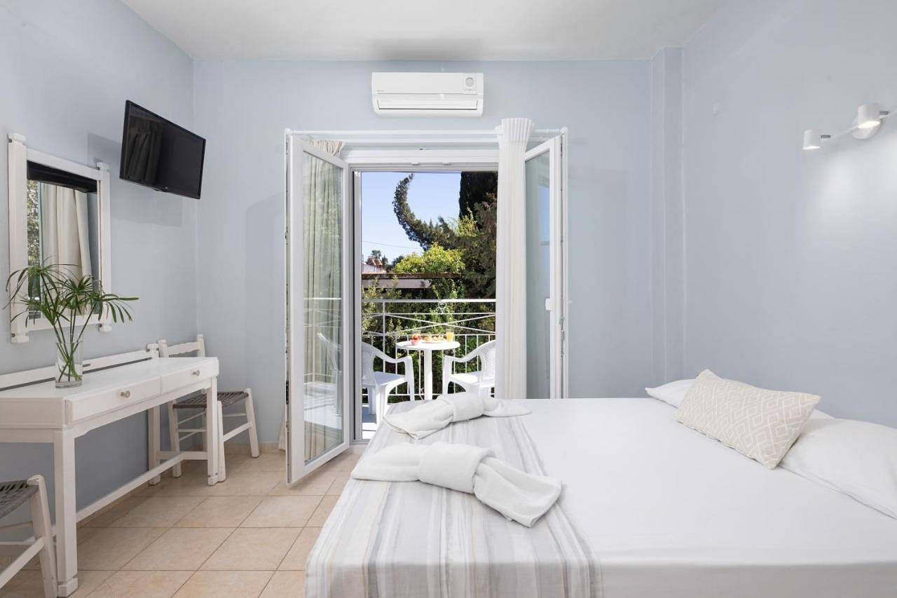 Comfort Family Studio with balcony in Benitses, Corfu, Corfou