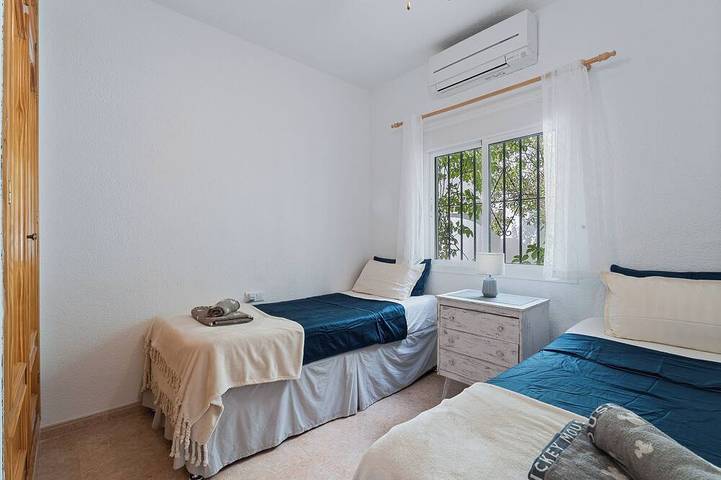 Casa Juan for 8 people, with a private pool, a patio with a grill, and a magnificent lake view in Los Romanes, Viñuela
