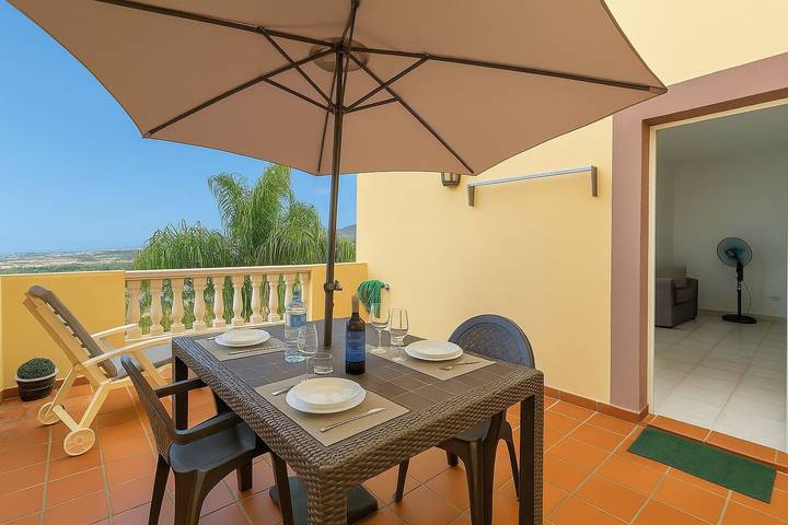 Entire apartment, Vacation Apartment 'Balcones Del Atlantico' with Sea View, Shared Pool and Wi-Fi in San Eugenio Alto, Adeje