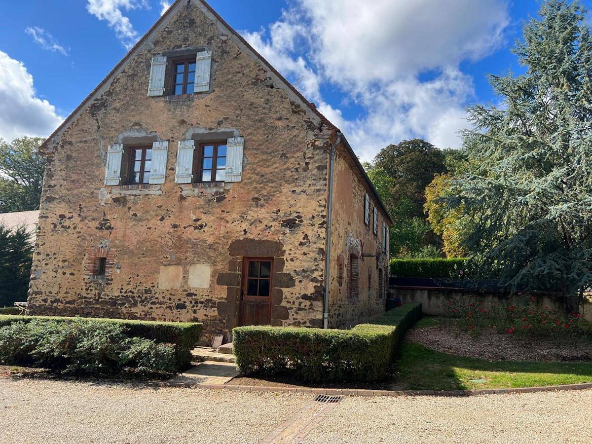 Five-Bedroom House in Saint-Sauveur-en-Puisaye, Région d'Auxerre