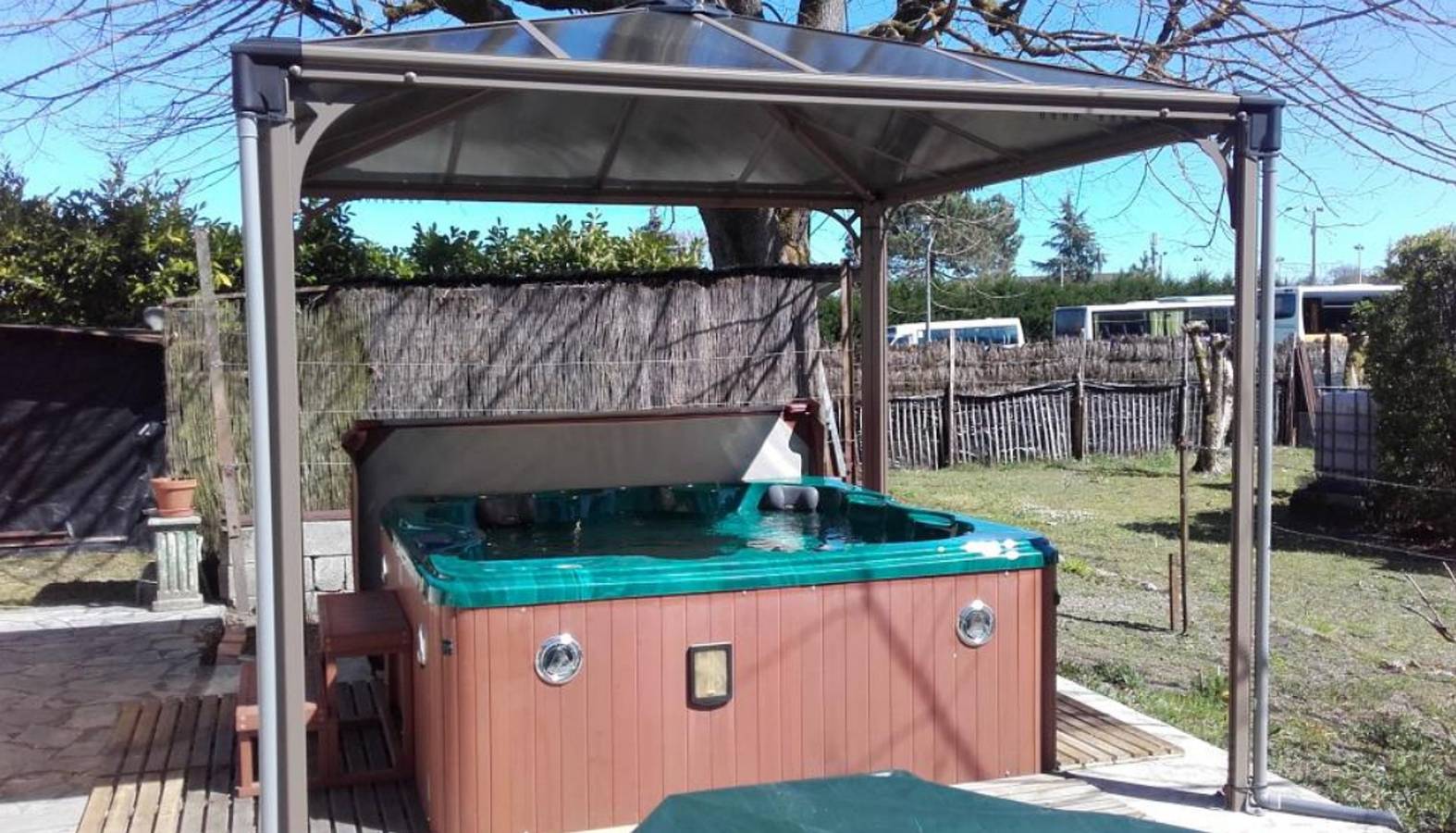 Maison accueillante à Gabarret, jacuzzi et jardin in Gabarret, Landes