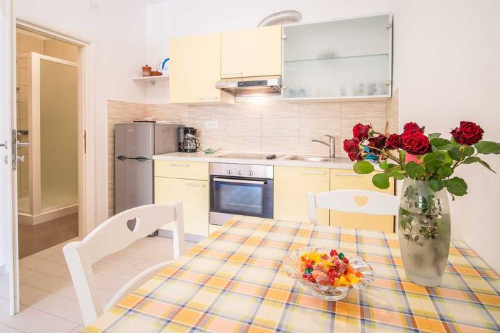 Ganzes Studio, Studiowohnung Iva mit Terrasse in Krk Stadt, Krk