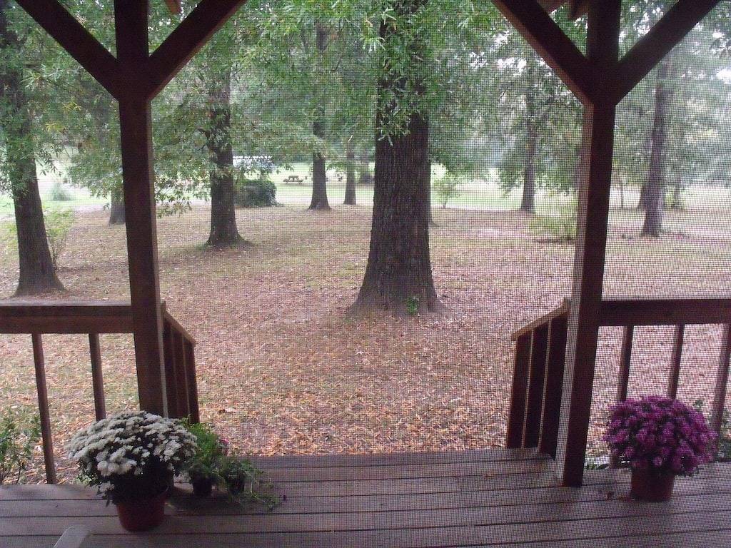 Geräumige Hütte auf einem schönen Grundstück nur 10 Minuten vom See entfernt in Ouachita National Forest