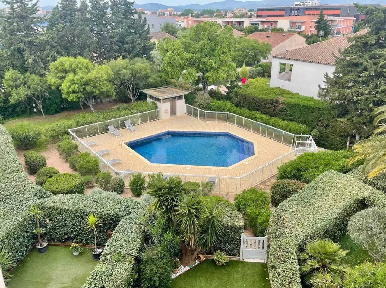 Entire apartment, Apartment with terrace in Fréjus, 70 m², shared pool in Frejus, Mediterranean Coast (France)