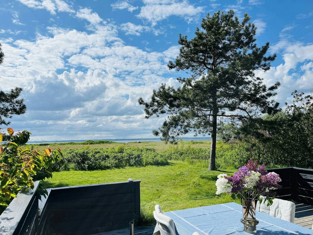 Blockhaus in erster Reihe zum Meer und zur Strandwiese in Stoense, Tranekær