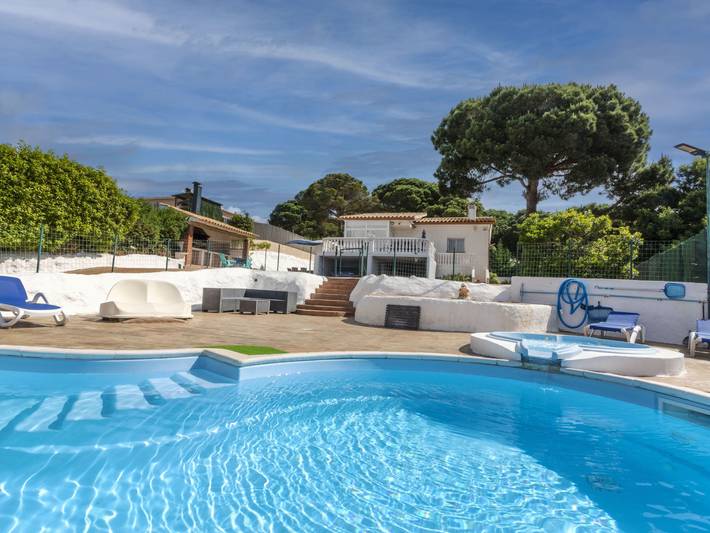 Feriehus for 8 personer, med have og terrasse samt pool - 1
